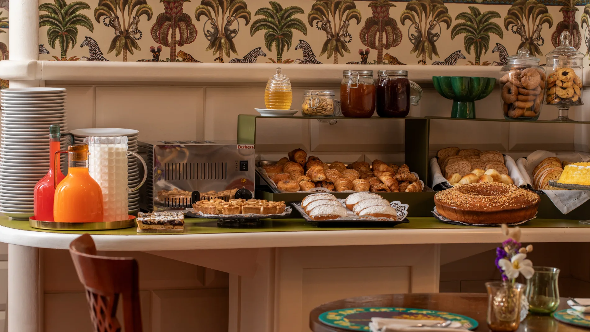 Breakfast buffet with croissants, cakes, bread, juices, honey and biscuits in the breakfast room - The Hotel Britannia, BZAR hotels in Rome