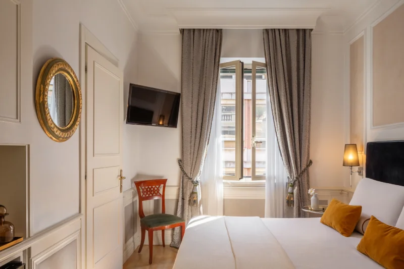 Bright Classic room with double bed, elegant drapes, TV and gold details in central Rome - The Hotel Britannia, BZAR hotels in Rome