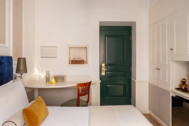 Classic room with bed, desk, wardrobe and green door for charming stays in central Rome - The Hotel Britannia, BZAR hotels in Rome