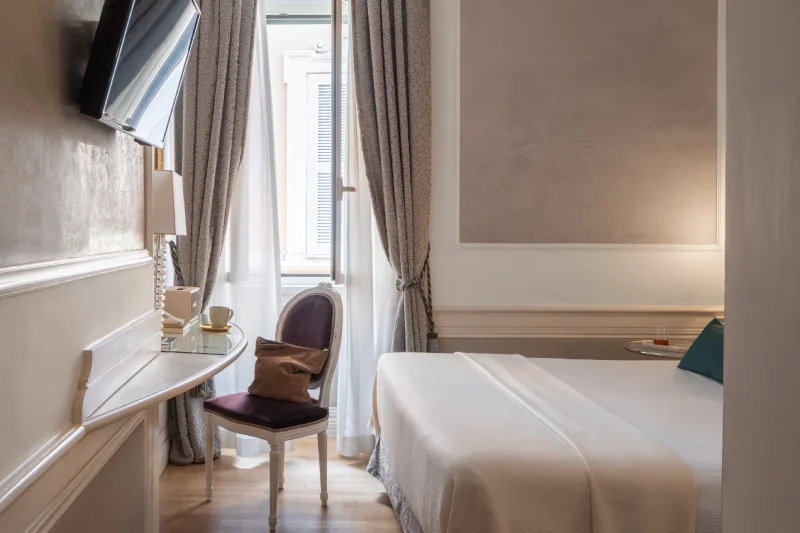 Deluxe room with bed, writing desk, armchair and TV in an elegant setting near the Rome Opera House - The Hotel Britannia, BZAR hotels in Rome