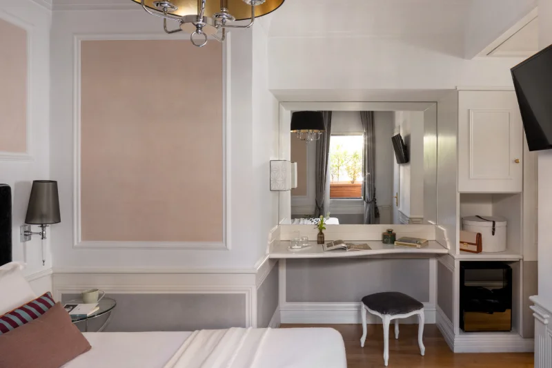 Small room with vanity desk, large mirror, minibar and wardrobe near Santa Maria Maggiore - The Hotel Britannia, BZAR hotels in Rome