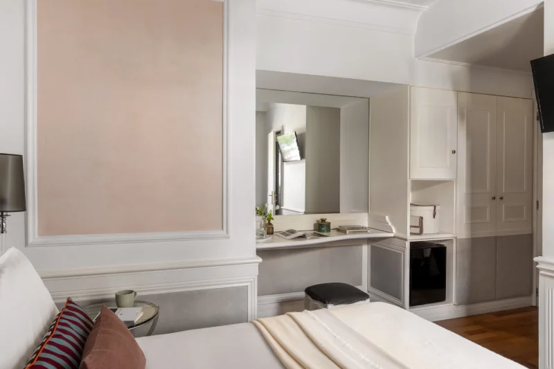 Compact Small room with vanity area, wardrobe and double bed near the Rome Opera House - The Hotel Britannia, BZAR hotels in Rome