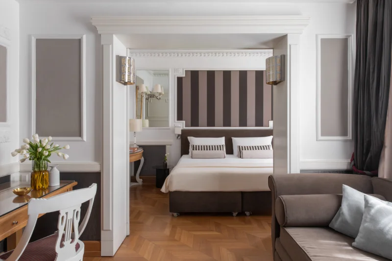 Elegant suite with double bed, lounge area, desk and parquet floors in central Rome near the Opera House - The Hotel Britannia, BZAR hotels in Rome