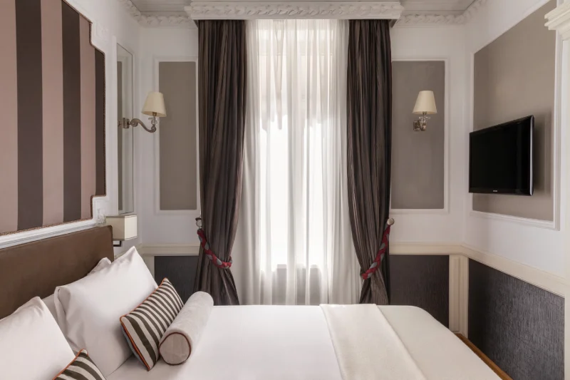 Bright suite with double bed, grey drapes and lounge corner near Piazza della Repubblica in Rome - The Hotel Britannia, BZAR hotels in Rome