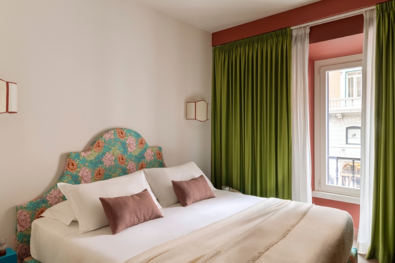 Superior room with double bed, floral headboard and green curtains – Depandance 4 Rooms, BZAR hotels in Rome